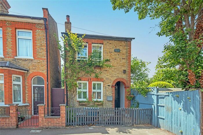 3 Bedroom Detached House To Rent In Lindum Road, Teddington, TW11