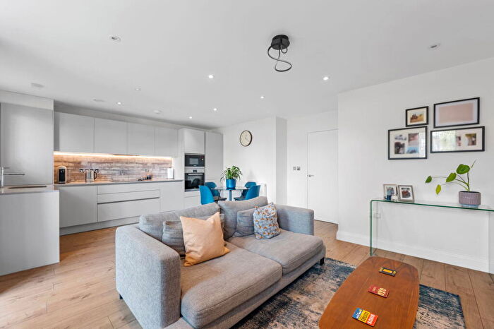 2 Bedroom Flat For Sale In Bruce Grove, Orpington, BR6