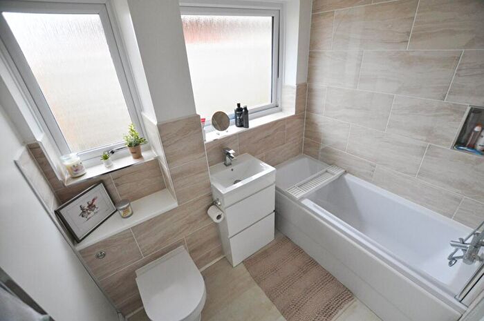 2 Bedroom Bungalow For Sale In Hilltop Close, Ferndown, BH22