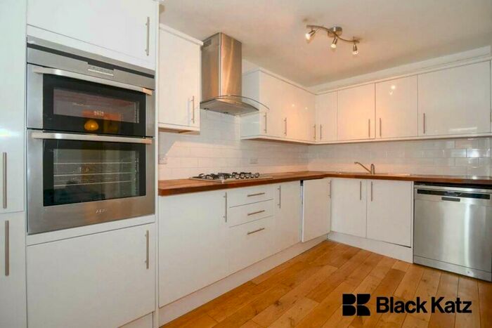 4 Bedroom Flat To Rent In Bullen Street, Battersea Park, SW11
