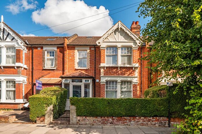 4 Bedroom Terraced House For Sale In Belsize Avenue, Palmers Green, London, N13