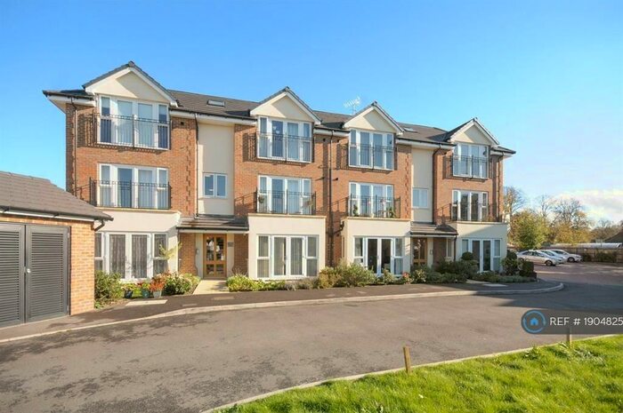 2 Bedroom Flat To Rent In Merchant Close, Epsom, KT19