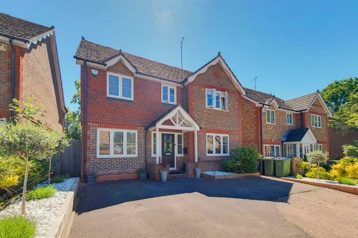 4 Bedroom Detached House To Rent In Weybridge, KT13