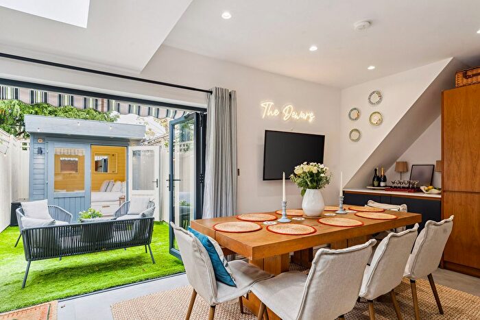 2 Bedroom Flat For Sale In Lyric Road, London, SW13
