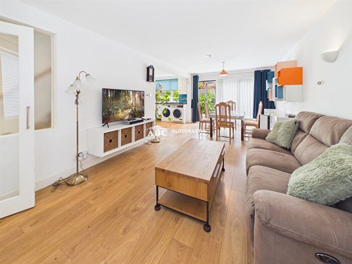 4 Bedroom Detached House To Rent In Stonegrove, Edgware, HA8