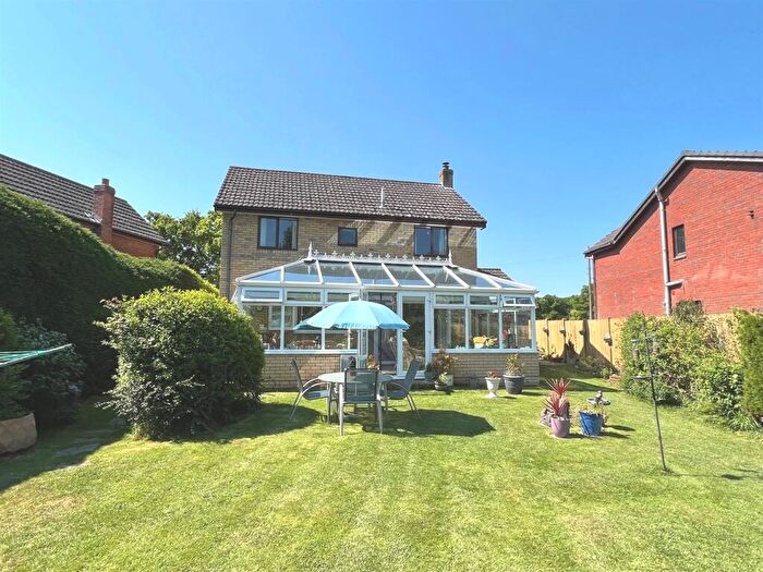 4 Bedroom Detached House For Sale In New Road, Porchfield, PO30