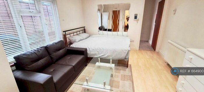 Studio To Rent In New Southgate, London, N11