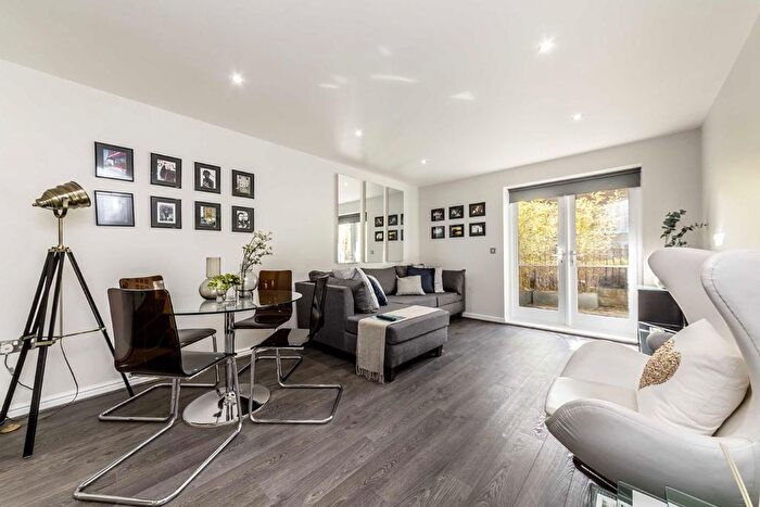 1 Bedroom Flat To Rent In Garratt Lane, Earlsfield, SW18