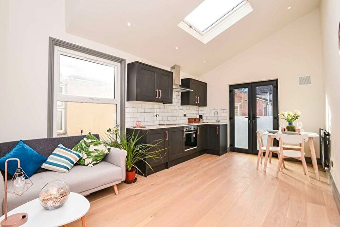 1 Bedroom Flat To Rent In Elbe Street, Fulham, London, SW6