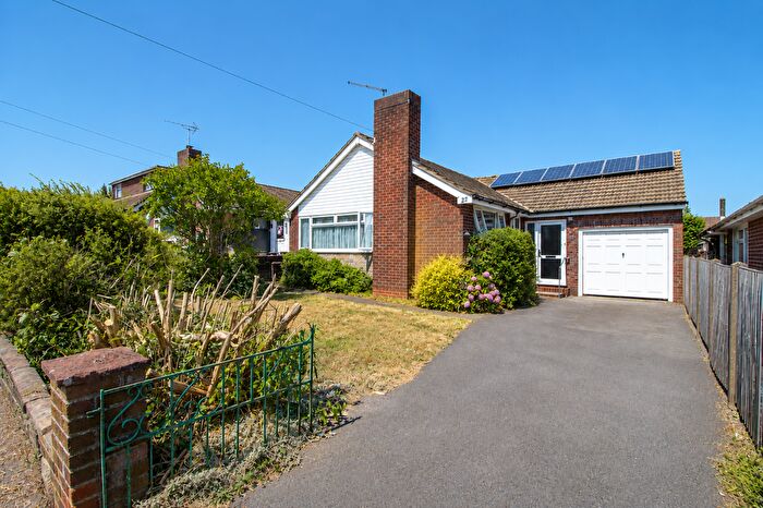 3 Bedroom Detached Bungalow For Sale In Beech Road, Clanfield, PO8