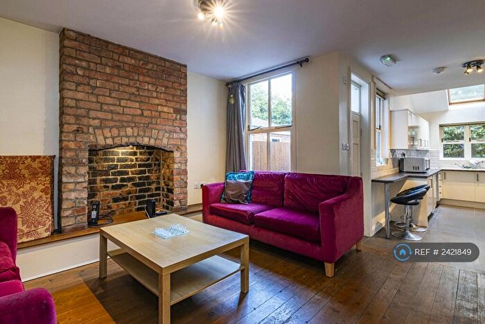6 Bedroom Semi-Detached House To Rent In Cycle Road, Nottingham, NG7