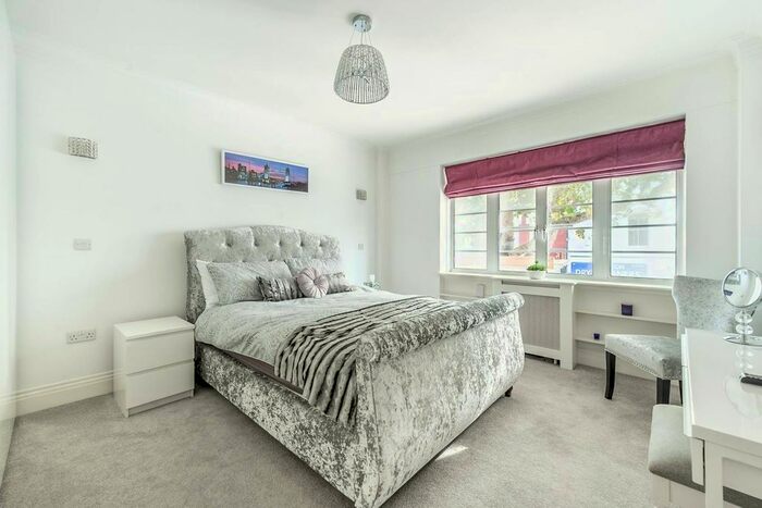 1 Bedroom Flat To Rent In Old Brompton Road, Earls Court, London, SW5