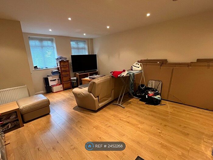 1 Bedroom Flat To Rent In Farncombe Street, Godalming, GU7