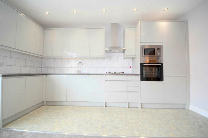 3 Bedroom Flat To Rent In Green Lanes, Winchmore Hill N21