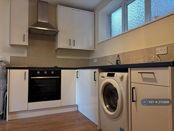 2 Bedroom Flat To Rent In Meadgate Avenue, Chelmsford, CM2