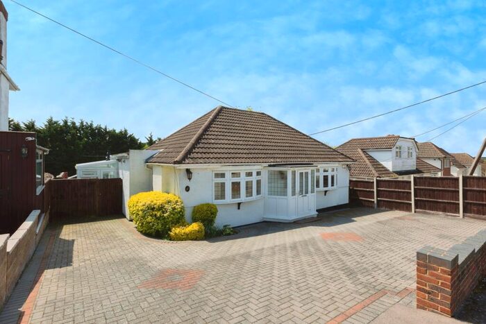 3 Bedroom Bungalow For Sale In Hill View Road, New Barn, Kent, DA3