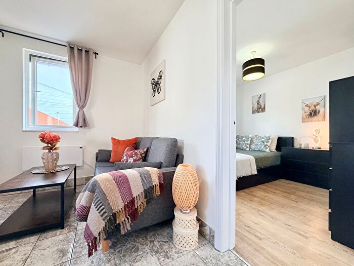 1 Bedroom Flat To Rent In Blundell Road, Edgware, HA8