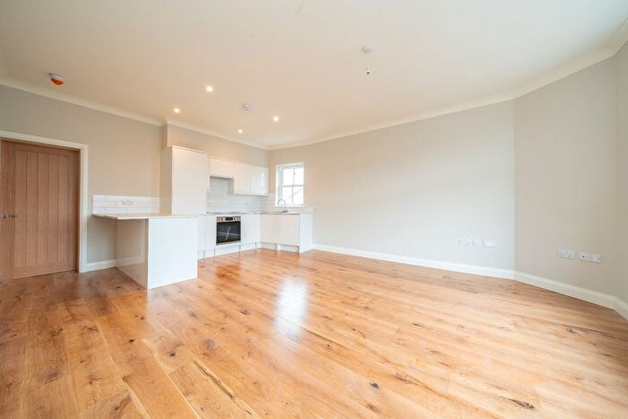 2 Bedroom Flat To Rent In High Street, Shepperton, TW17