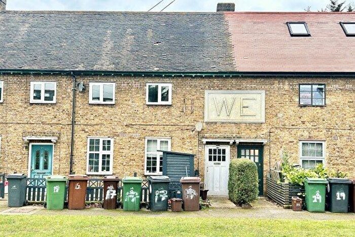 3 Bedroom Flat To Rent In Thorpe Crescent, London, E17