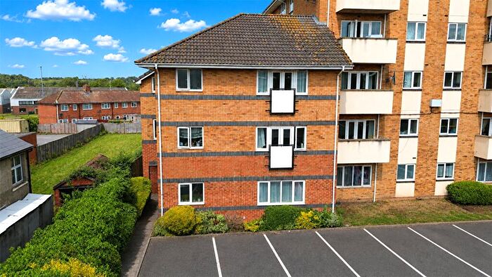 2 Bedroom Maisonette For Sale In Winslet Place, Oxford Road, Reading, Berkshire, RG30