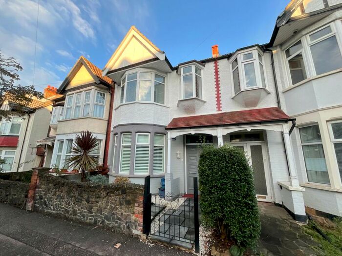 2 Bedroom Flat To Rent In A Westminster Drive, Westcliff-on-Sea, SS0