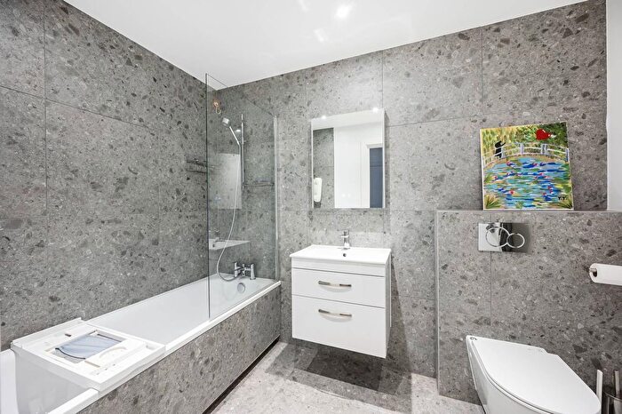 2 Bedroom Flat To Rent In Umberston Street, Aldgate, London, E1