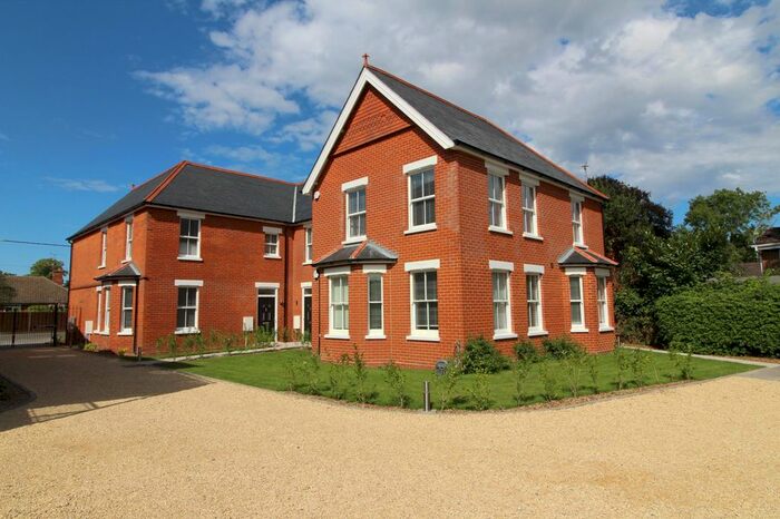 2 Bedroom Flat To Rent In Ferndale Court, 6 West End Road, Reading RG7