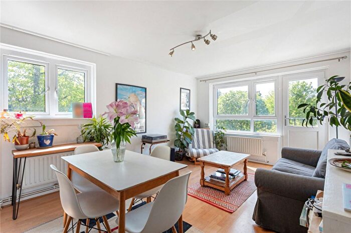 2 Bedroom Flat For Sale In Queens Drive, London, N4