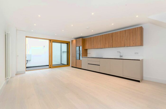 2 Bedroom Flat To Rent In County Street, Borough, London, SE1