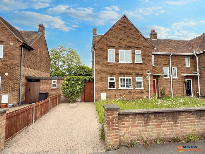 3 Bedroom Semi-Detached House For Sale In Redlands Estate, Ibstock, LE67