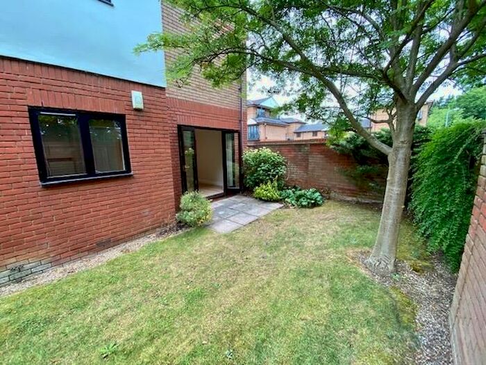 2 Bedroom Flat To Rent In Ludlow Road, Maidenhead, SL6