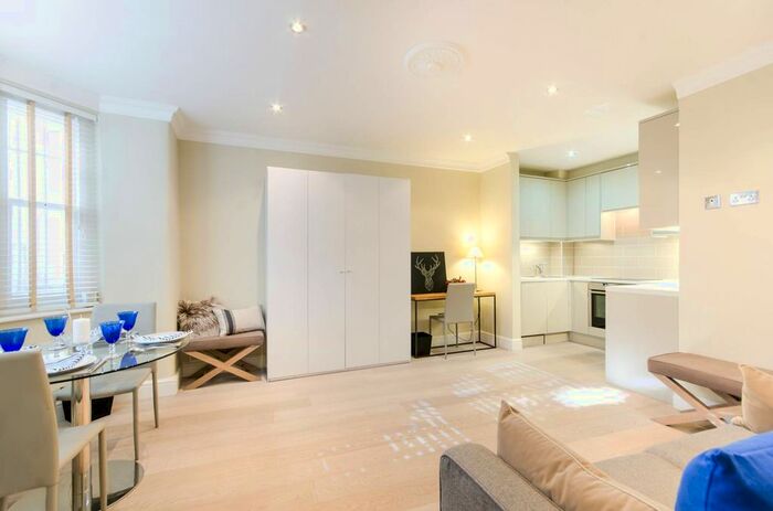 Maisonette To Rent In Lexham Gardens, Kensington, London, W8