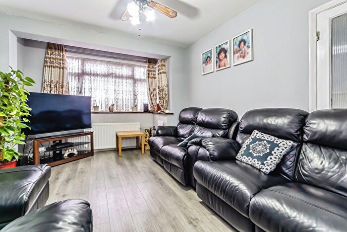 3 Bedroom Terraced House For Sale In Windermere Road, London, SW16