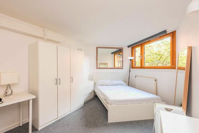 3 Bedroom Flat To Rent In Worlds End, Chelsea, London, SW10