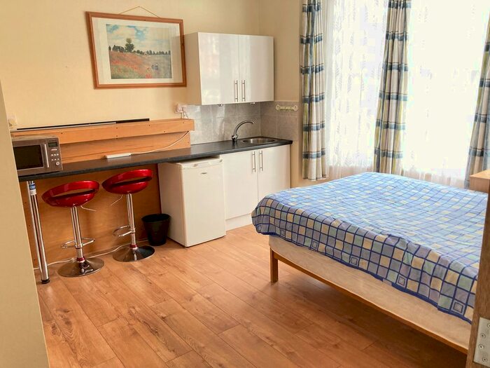 Studio To Rent In Very Near Hastings Road Area, Ealing West, W13