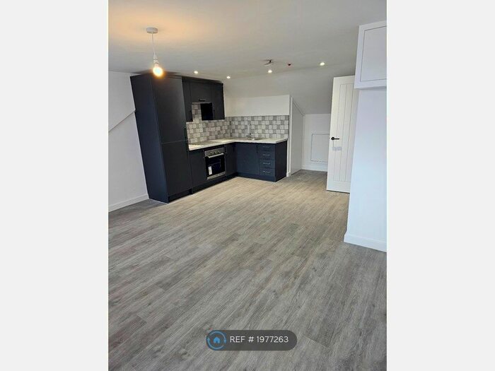 2 Bedroom Flat To Rent In Rear Of - Cowbridge Road East, Cardiff, CF5