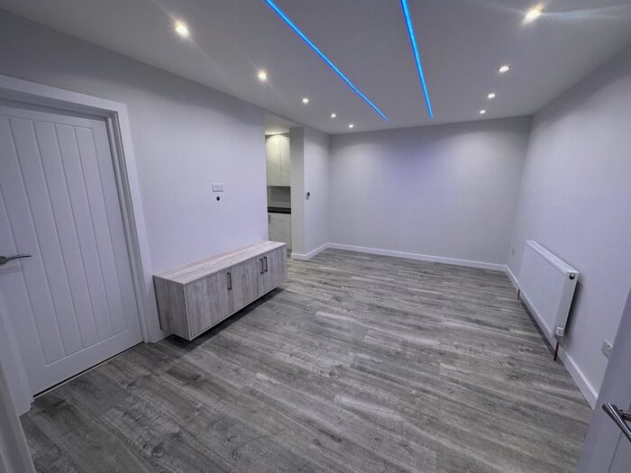 6 Bedroom Semi-Detached House To Rent In Grange Close, Hayes, Greater London, UB3