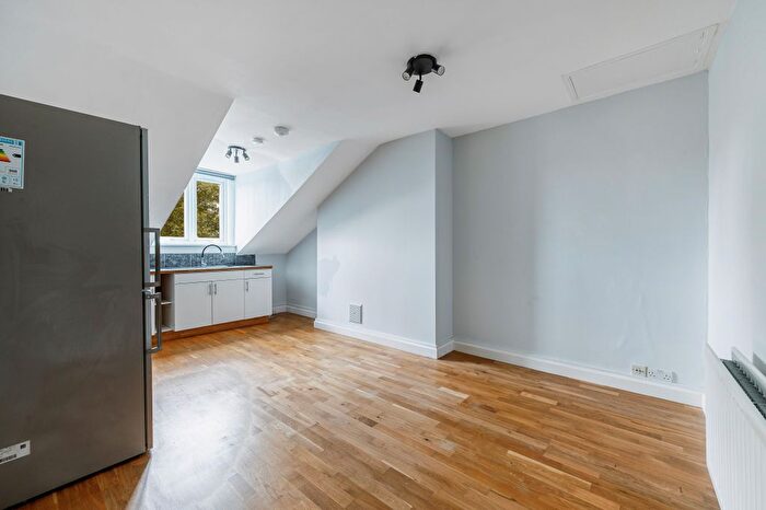 2 Bedroom Flat To Rent In The Grove, London, W5