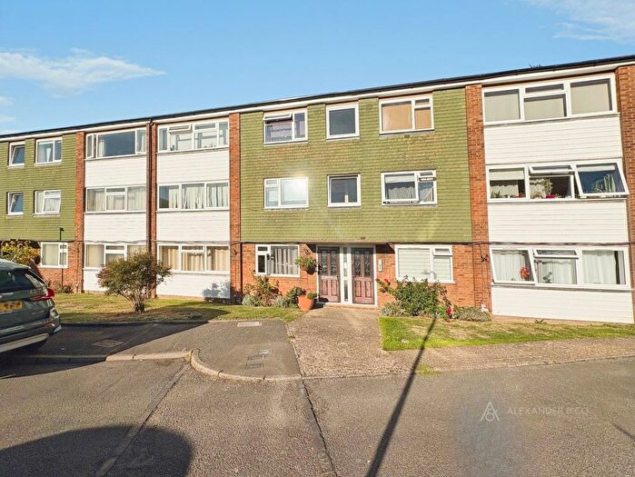 2 Bedroom Flat To Rent In The Cedars, Dunstable, LU6