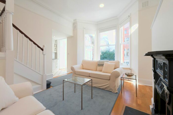2 Bedroom Flat To Rent In Ashburn Place, London, SW7