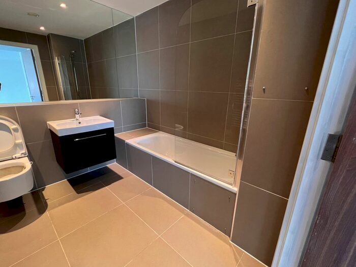 3 Bedroom Flat To Rent In Claremont Avenue, London, KT3