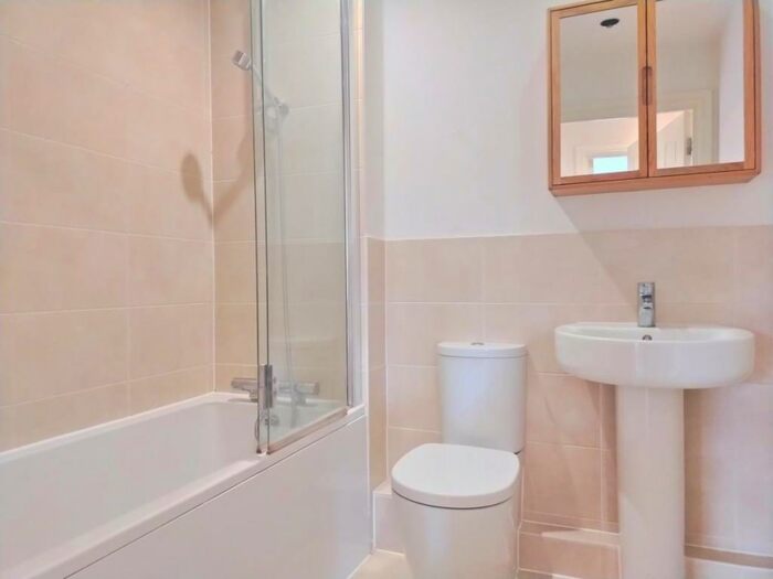 1 Bedroom Apartment To Rent In Old School Close, Redhill, RH1