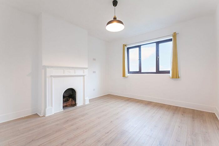 4 Bedroom Semi Detached House To Rent In Ravensbourne Park, London, SE6