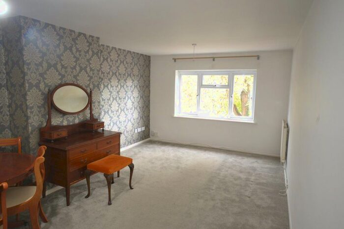 2 Bedroom Flat To Rent In Piggotshill Lane, Harpenden, AL5
