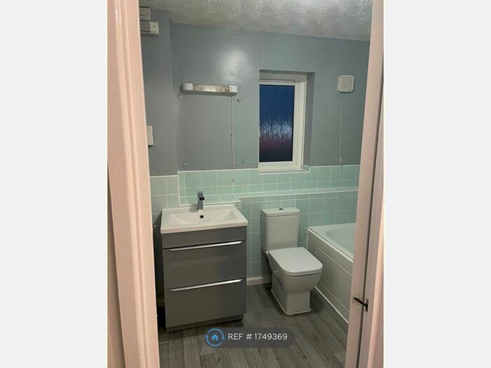 2 Bedroom Flat To Rent In Garamond Court, Redcliffe, Bristol, BS1