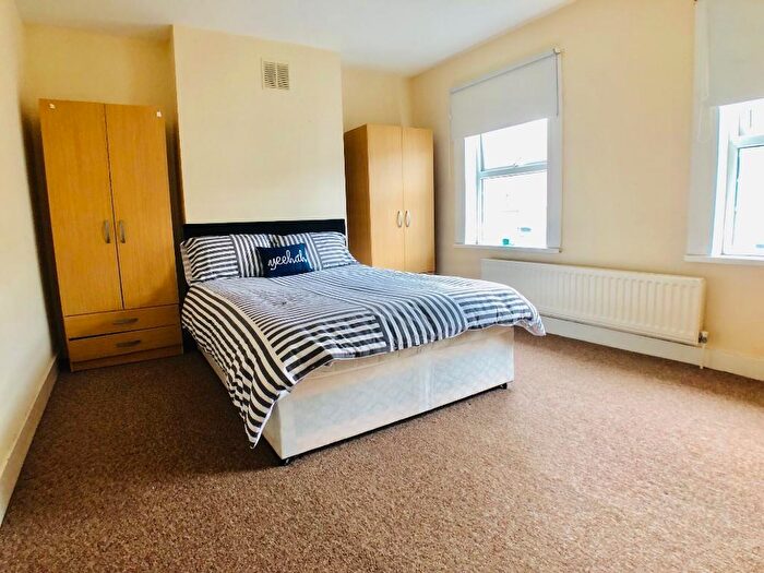 3 Bedroom Terraced House For Sale In Cardigan Street, Luton, LU1