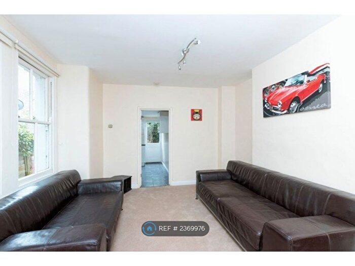 3 Bedroom Flat To Rent In Garratt Terrace, London, SW17