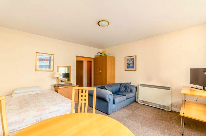 Studio To Rent In Newington Causeway, London, Bx, SE1