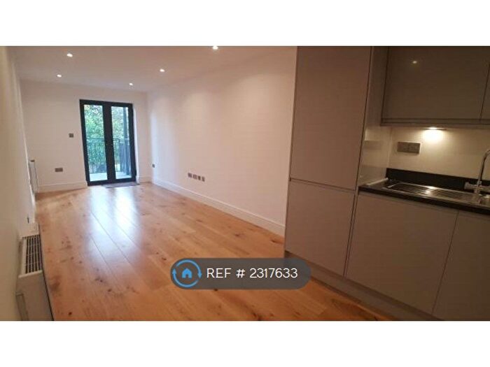 2 Bedroom Flat To Rent In Addington Road, South Croydon, CR2