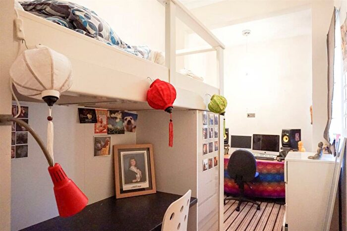 2 Bedroom Apartment To Rent In Ash Grove, Leeds, LS6